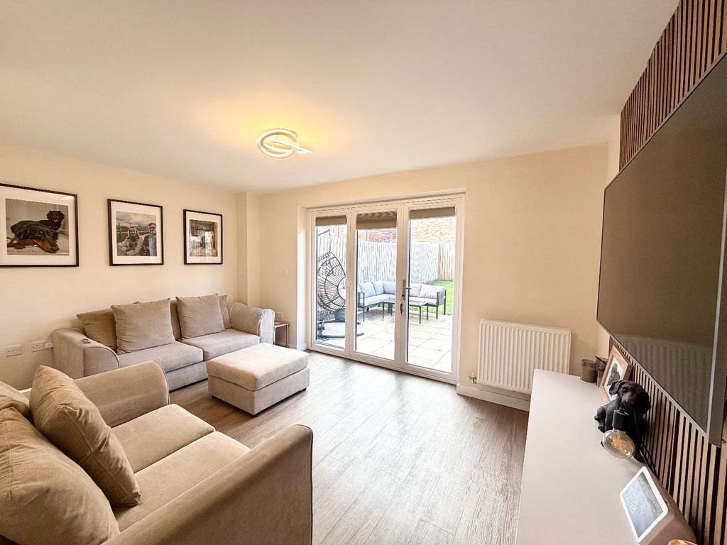 Property photo 2 of 16 Lounge