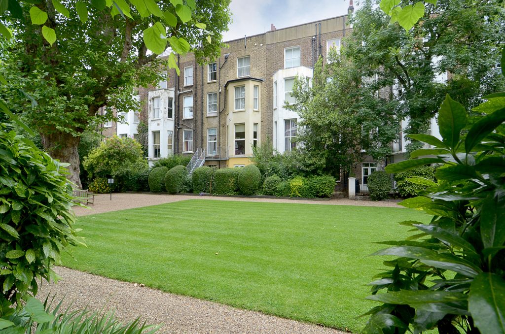 Property photo 3 of 9 Communal Garden