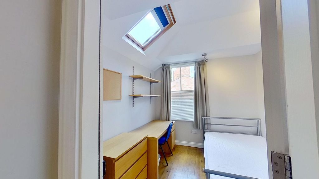 Property photo 3 of 11 Bright, Neatly Presented Single Bedroom With A Sky...