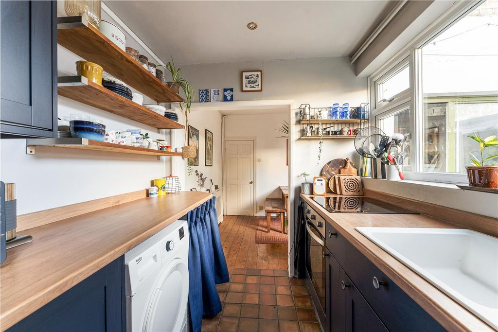 Property photo 3 of 34 Hervey Park Road, E17