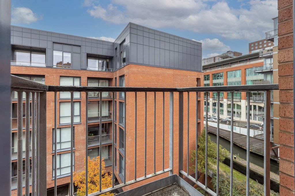 Property photo 3 of 10 Living/ Dining Area