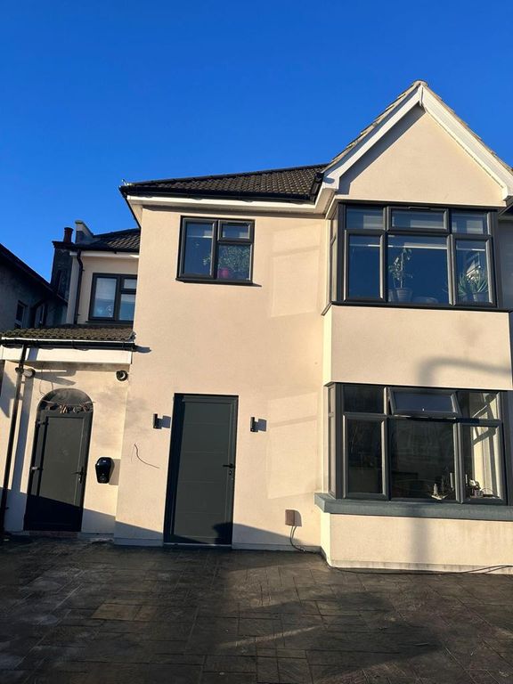 Property photo 1 of 10 3 Masterbedroom Semi Detached House