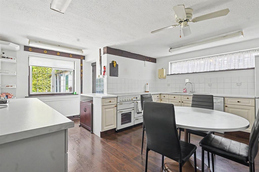 Property photo 3 of 31