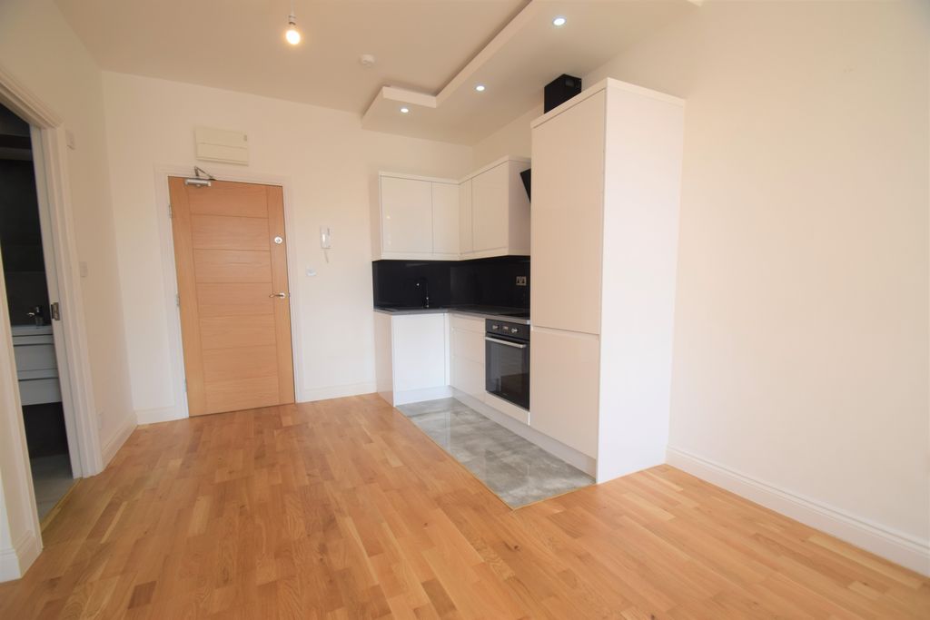Property photo 3 of 5 Kitchen/Lounge