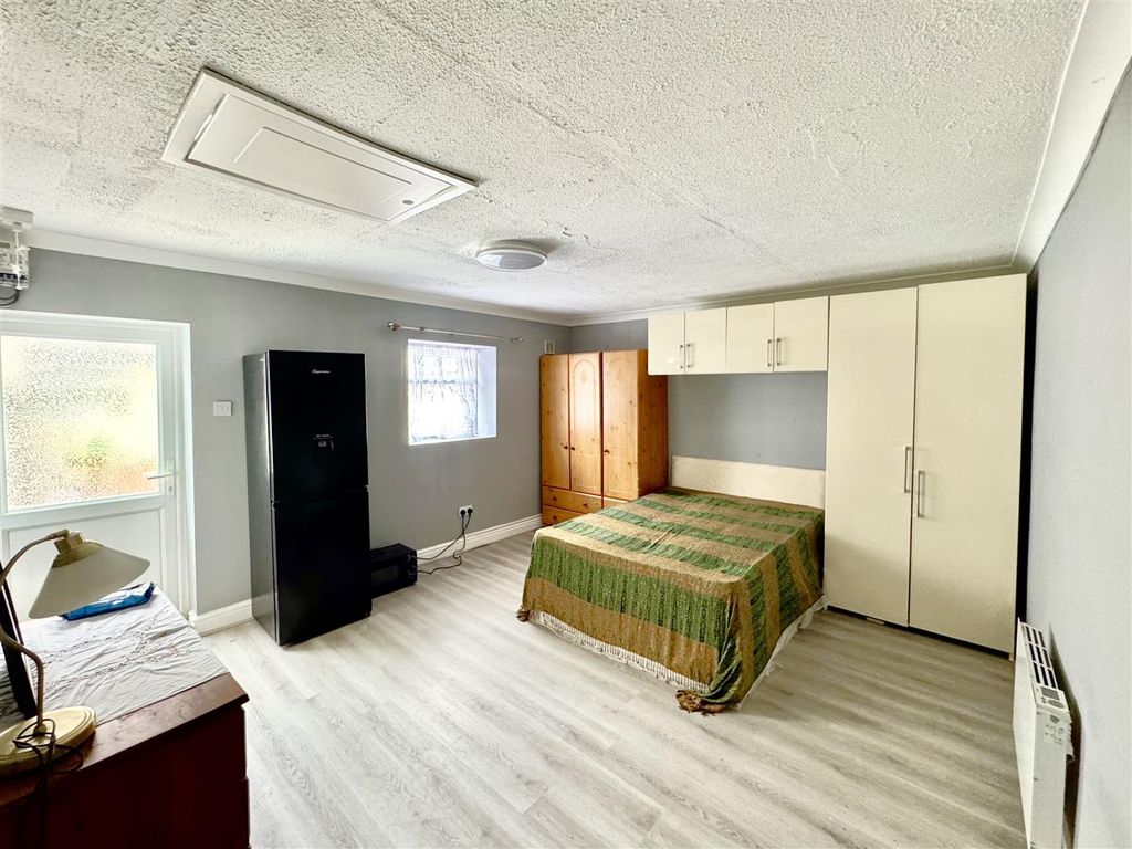 Property photo 1 of 5 Studio
