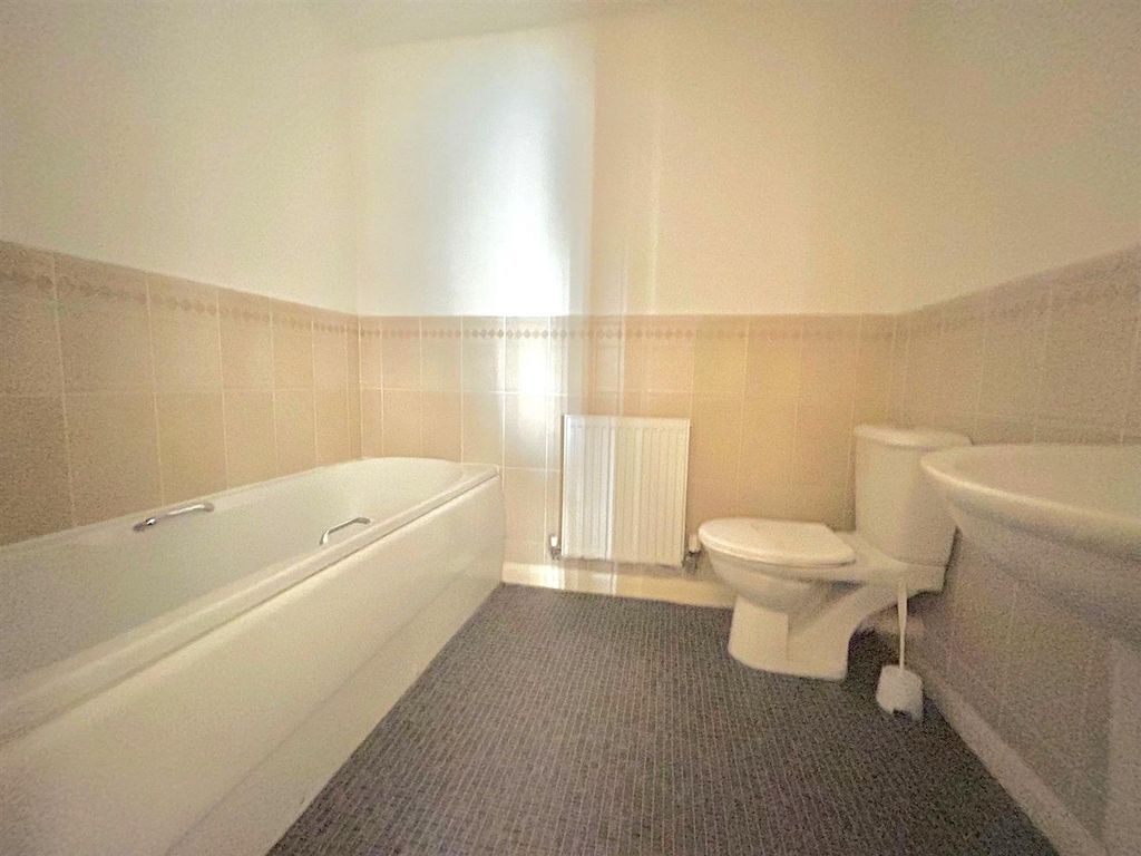 Property photo 1 of 8 Bathroom.Jpg