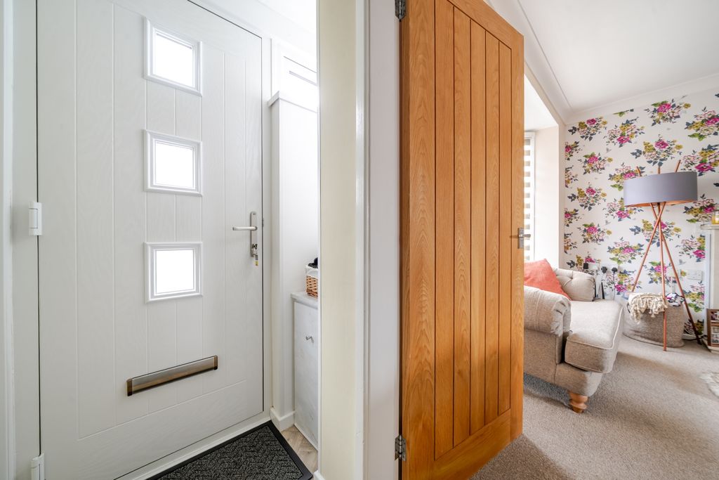 Property photo 2 of 16 Front Porch And Lounge Bay Window