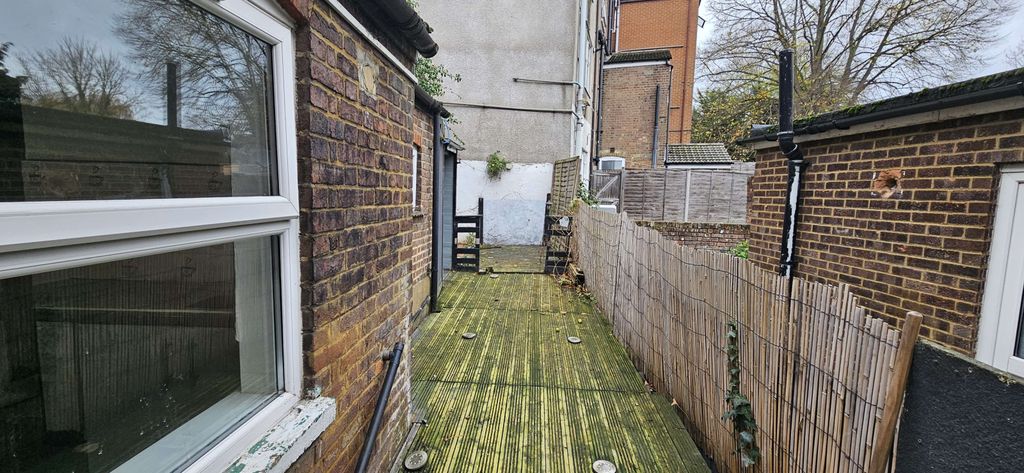 Property photo 1 of 7 One Bedroom Ground Floor Garden Flat