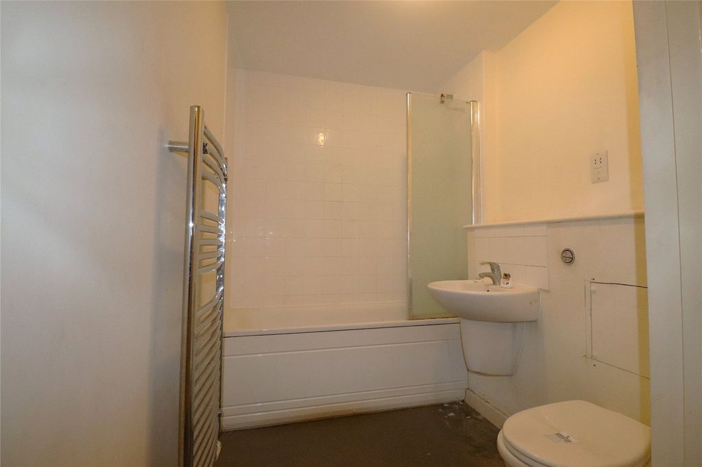 Property photo 3 of 8 Bathroom