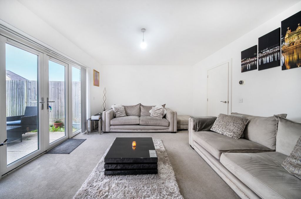 Property photo 3 of 13 1374305-15-690E31...