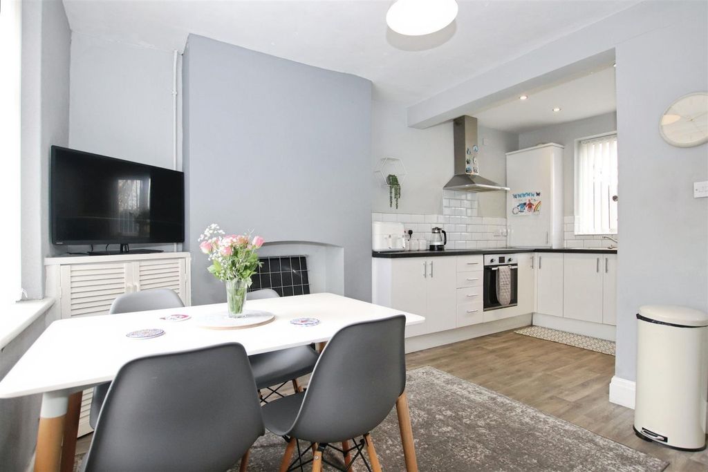 Property photo 2 of 26 Fitted Kitchen / Diner