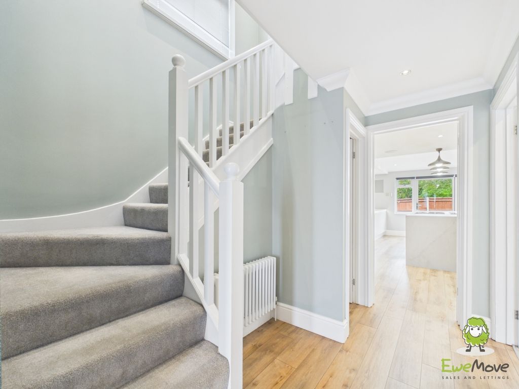 Property photo 3 of 23 Ewemove Estate Agents Basingstoke - Restormel Clos