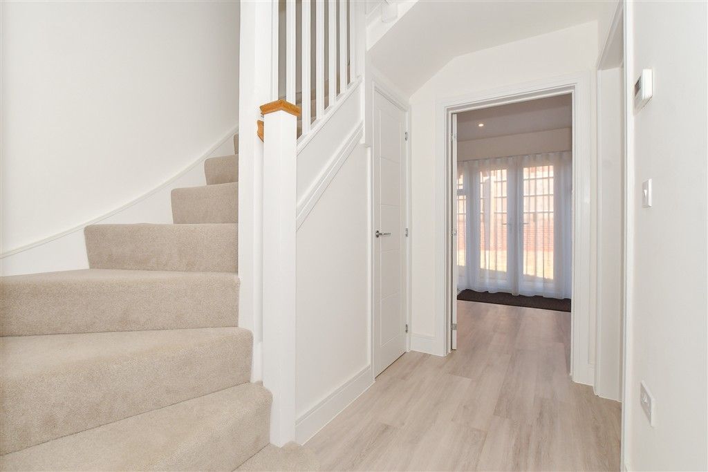 Property photo 2 of 18 Entrance Hall