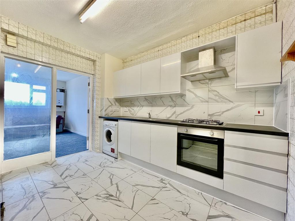 Property photo 3 of 9 Kitchen