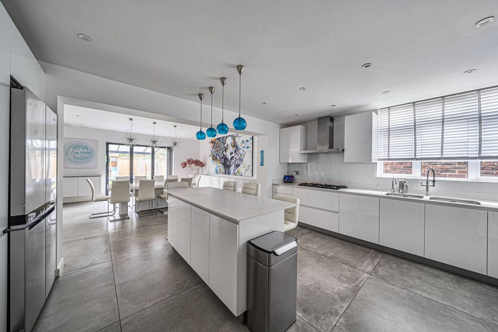 Property photo 3 of 21