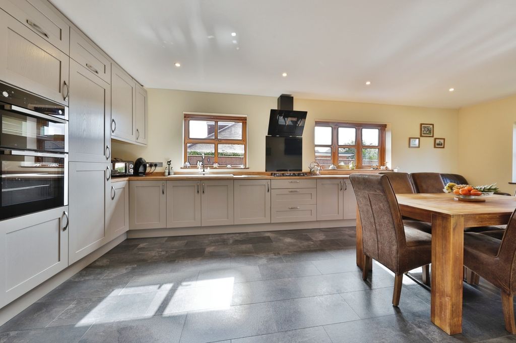 Property photo 3 of 26 4289878