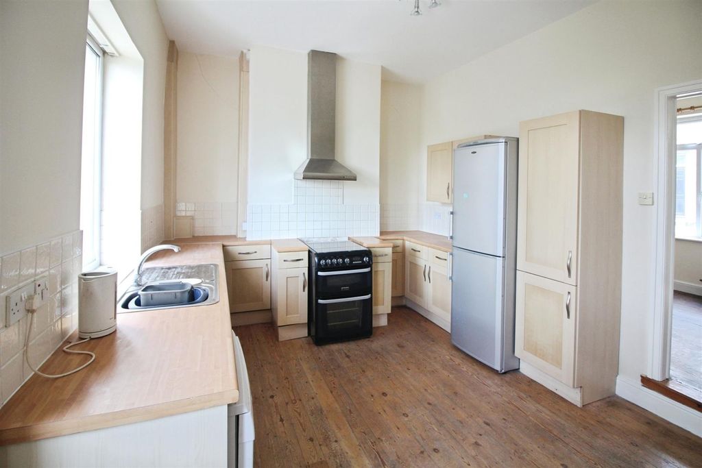 Property photo 3 of 8 Kitchen