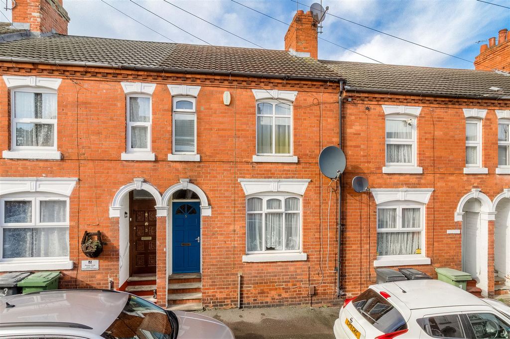 Property photo 1 of 3 Salisbury Road Front