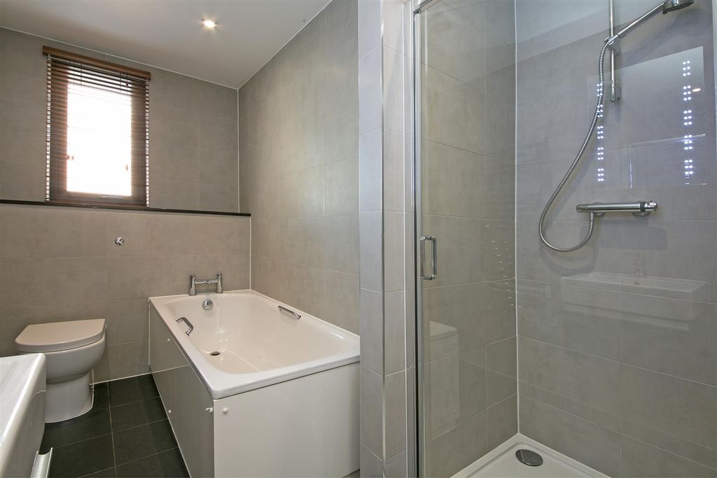 Property photo 2 of 9 5 Vulcan House Tooting High Street Bathroom 1.Jpg