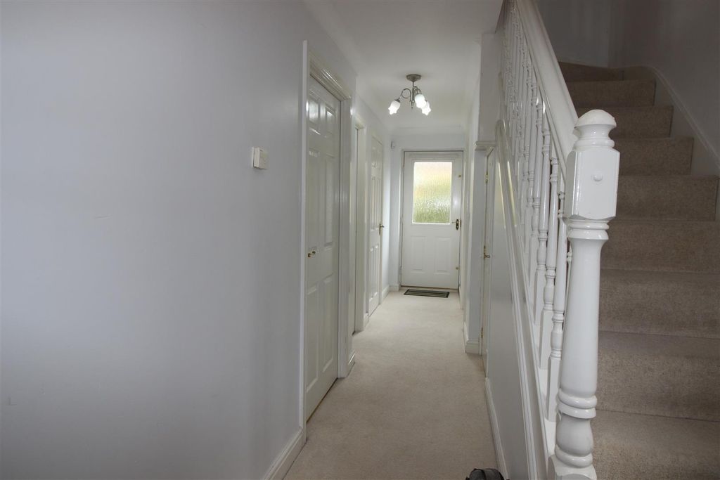 Property photo 3 of 21 Entrance Hallway