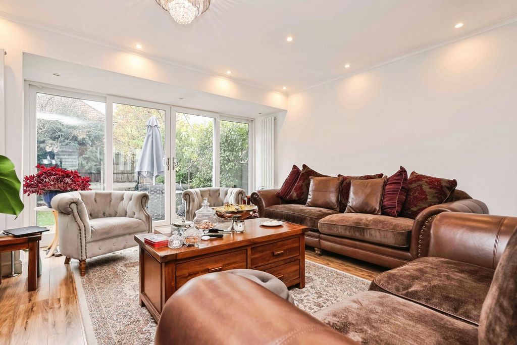 Property photo 2 of 17 Lounge