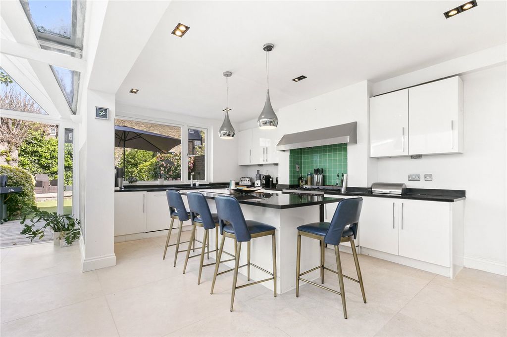 Property photo 3 of 11 Kitchen