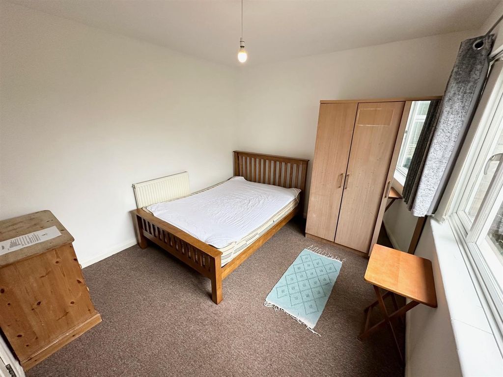 Property photo 3 of 8 Room 2.Jpg