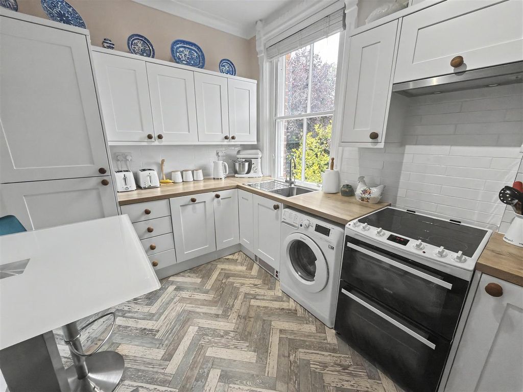 Property photo 2 of 10 Kitchen