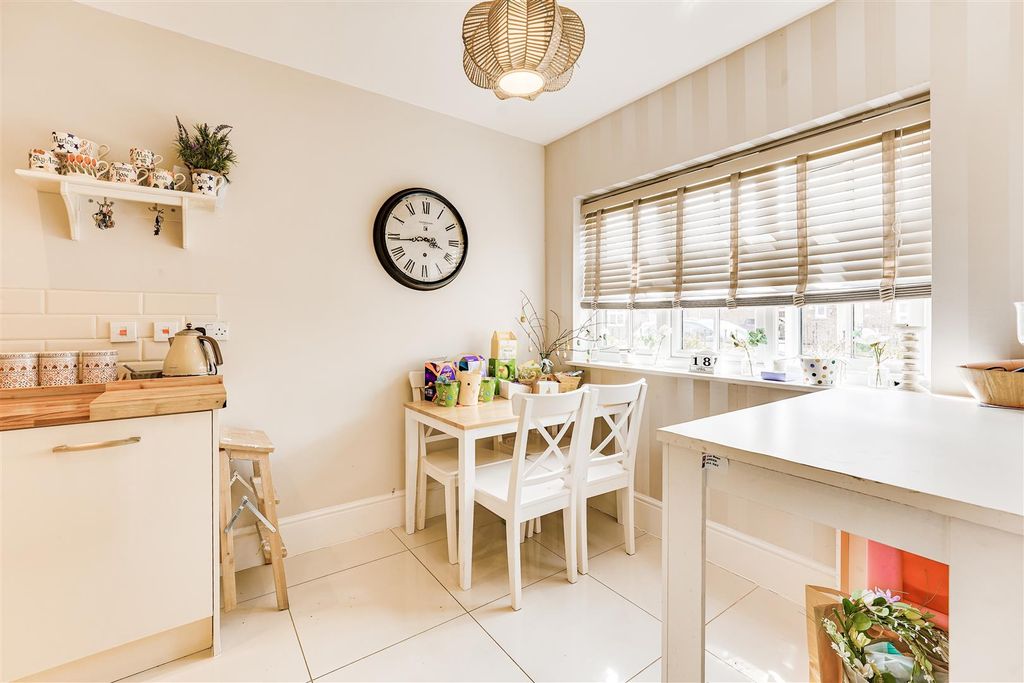 Property photo 2 of 23 47 Manor Road, Barton Seagrave (15 Of 34).Jpg