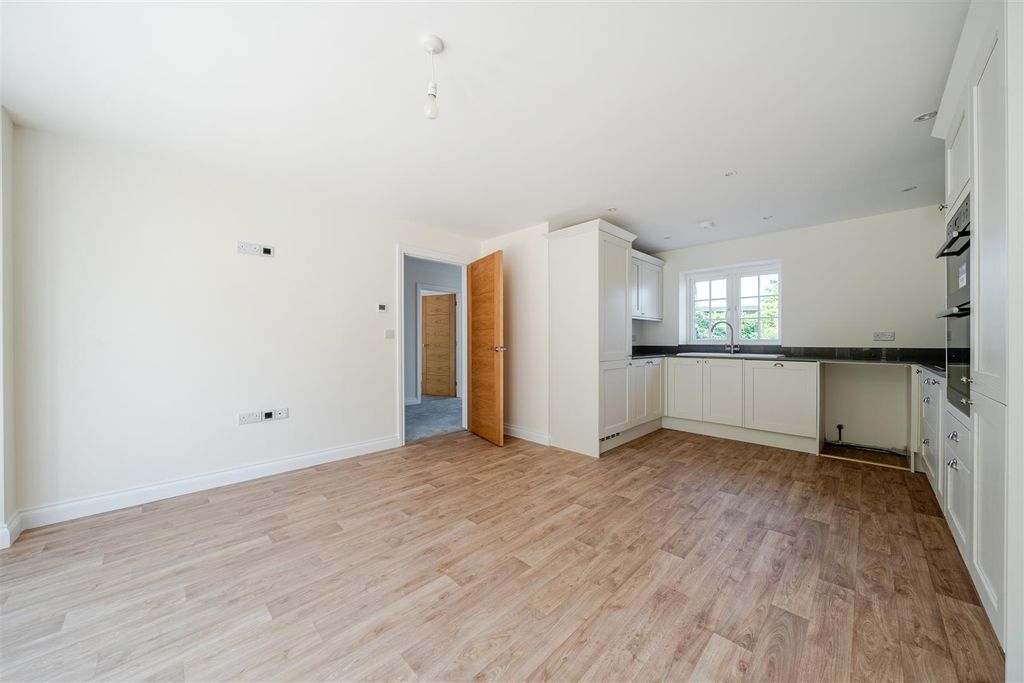 Property photo 3 of 19 Kitchen