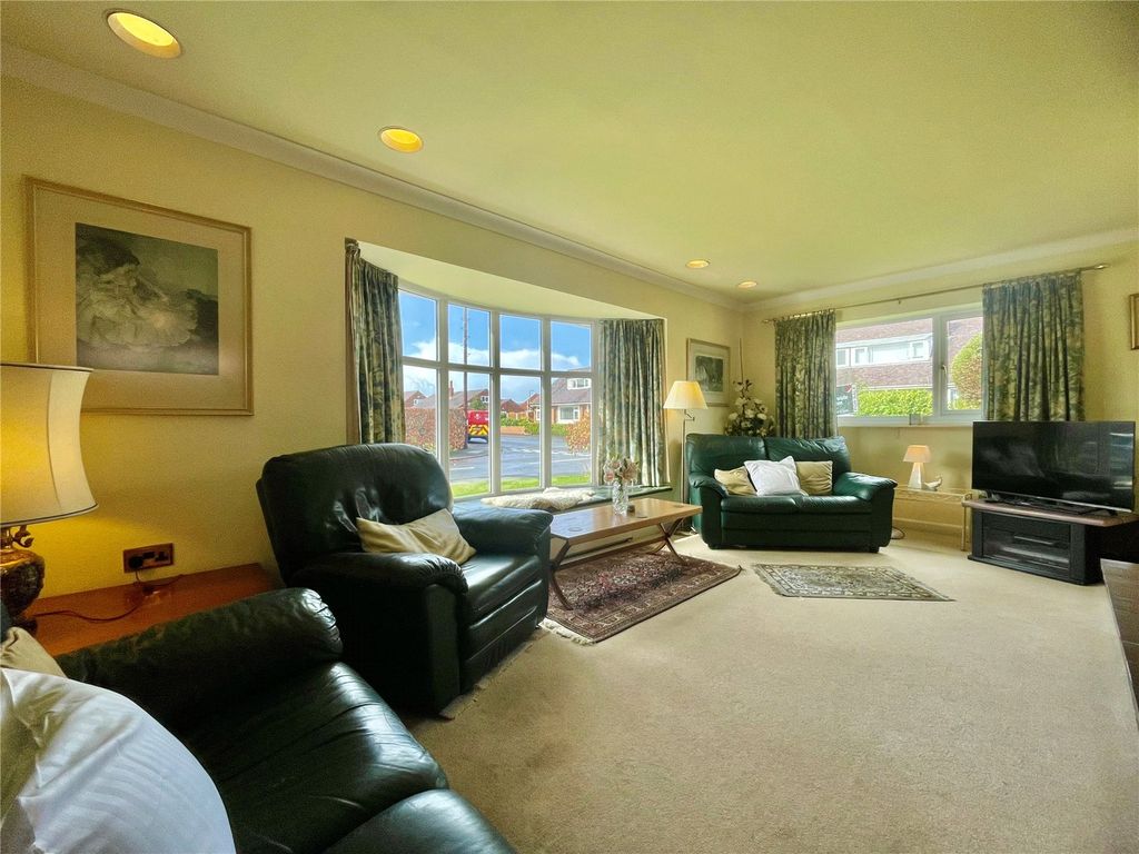 Property photo 3 of 22 Lounge