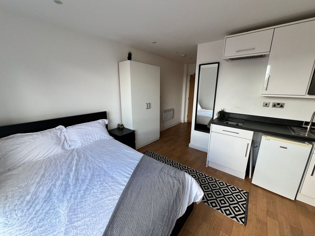 Property photo 2 of 7 Bright, Modern Double Bedroom With A Fitted Kitche...