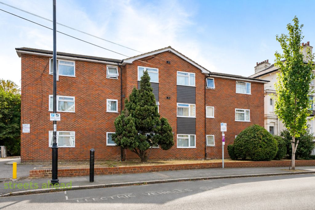 Property photo 2 of 12 B49718F0-494B-415...