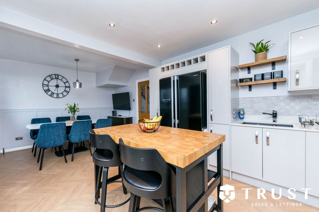 Property photo 2 of 37