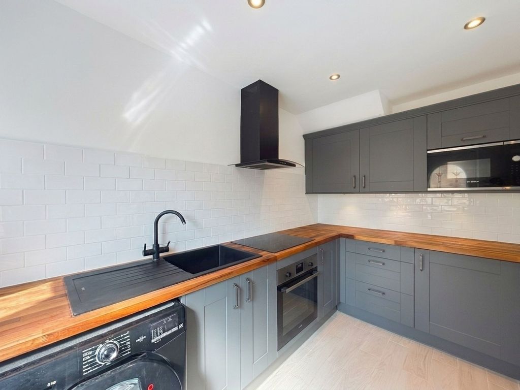 Property photo 1 of 6 Kitchen