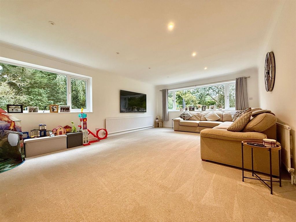 Property photo 2 of 33 Lounge