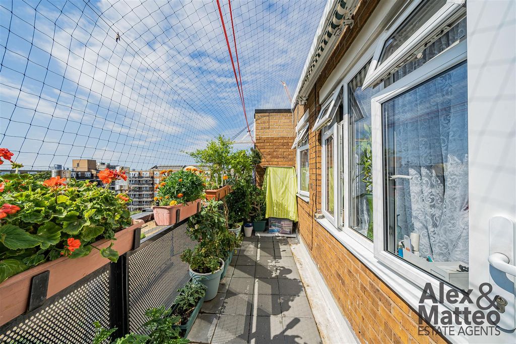 Property photo 3 of 23 Layard Square