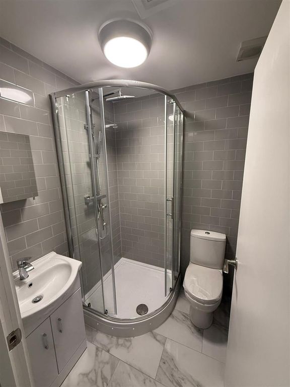 Property photo 1 of 5 Bathroom.Jpeg