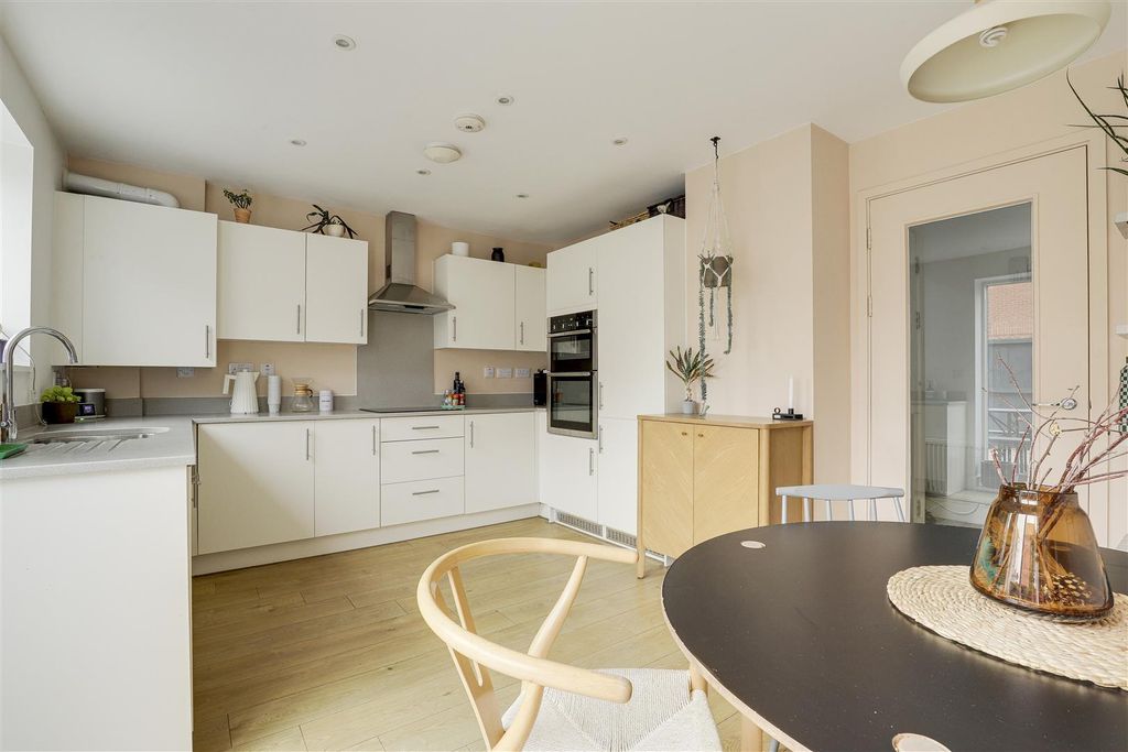 Property photo 3 of 24 21.Jpg