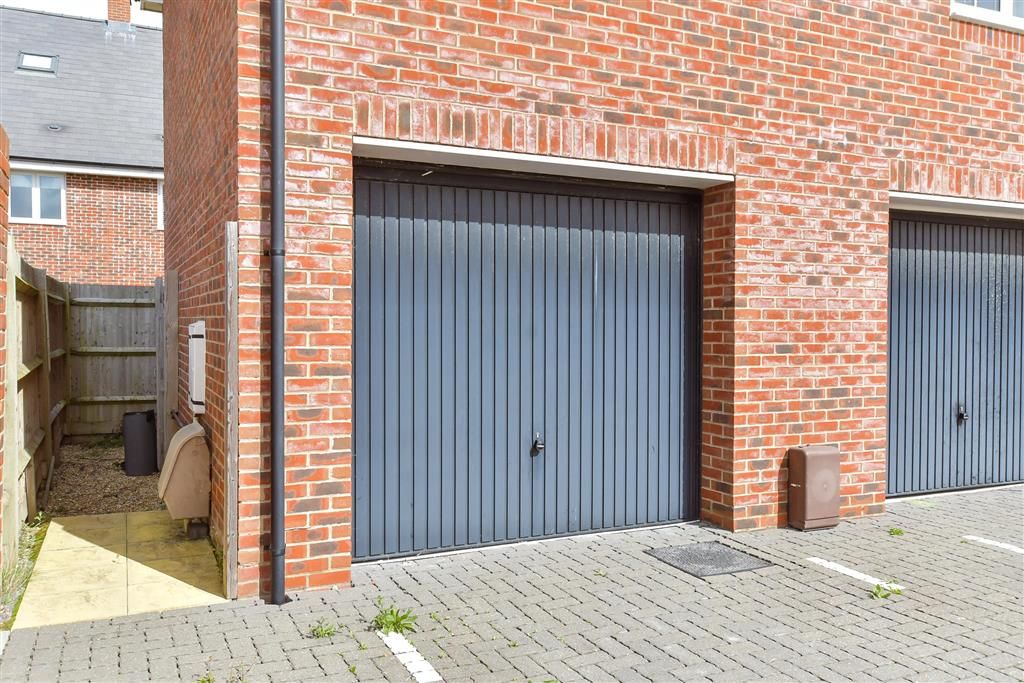Property photo 3 of 11 Garage