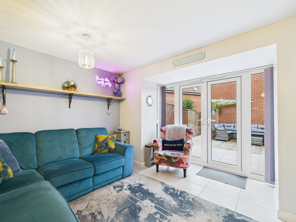 Property photo 3 of 24 Lounge