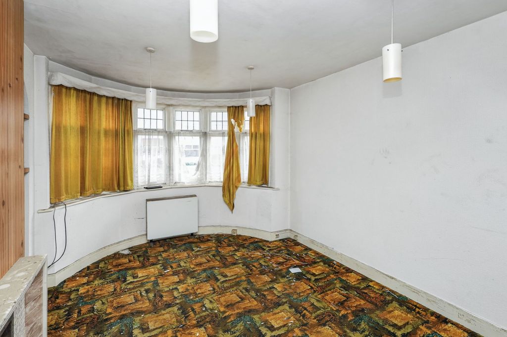 Property photo 2 of 21 118 Linden Gardens, Enfield, Middlesex, En1 4DX