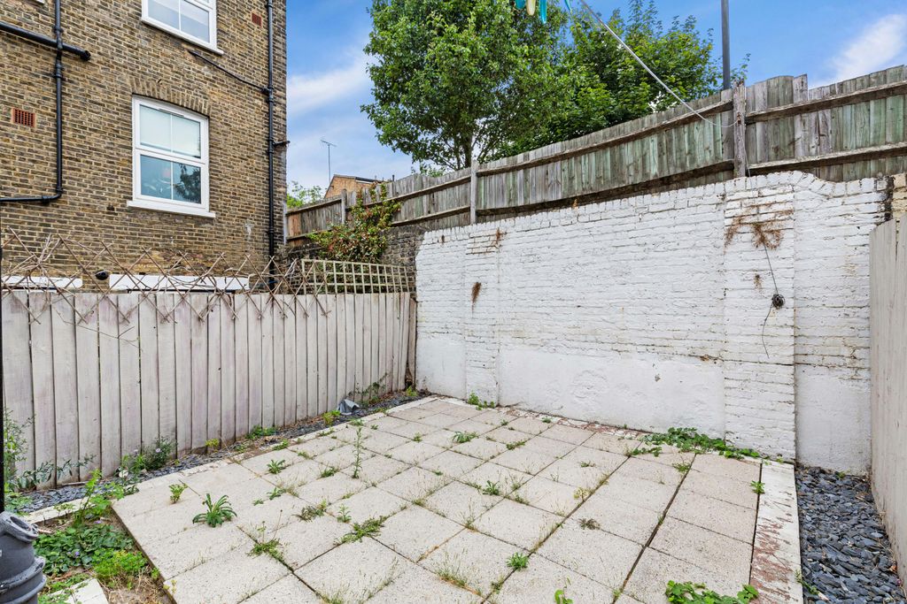 Property photo 3 of 13 Daniel_Watney21_Frobisher_Street11.Jpg