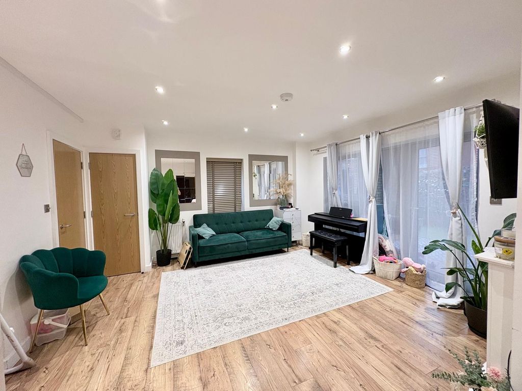 Property photo 1 of 6 2 Bed Block Of Flats For Sale Larkspur Court, Northholt Ub5 6Ww