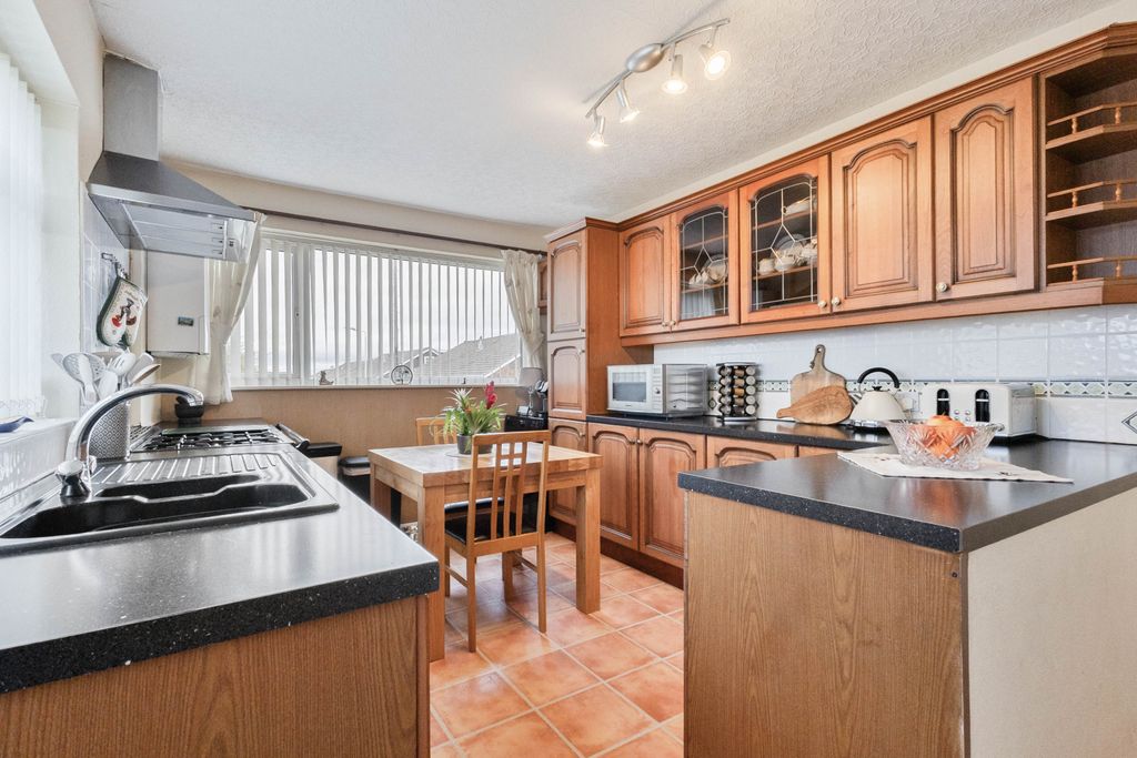 Property photo 3 of 18 Kitchen