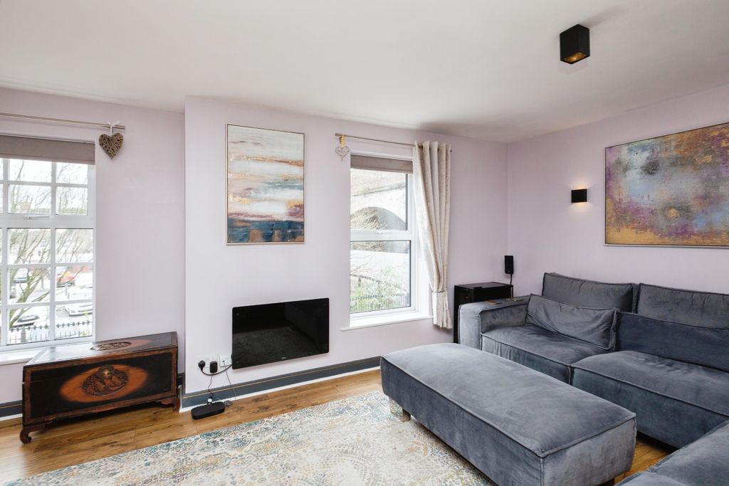 Property photo 1 of 15 Lounge