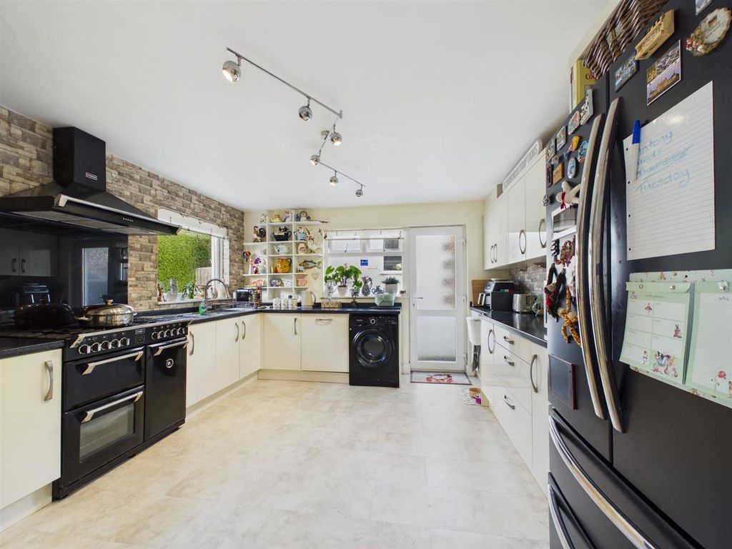 Property photo 3 of 17 Kitchen