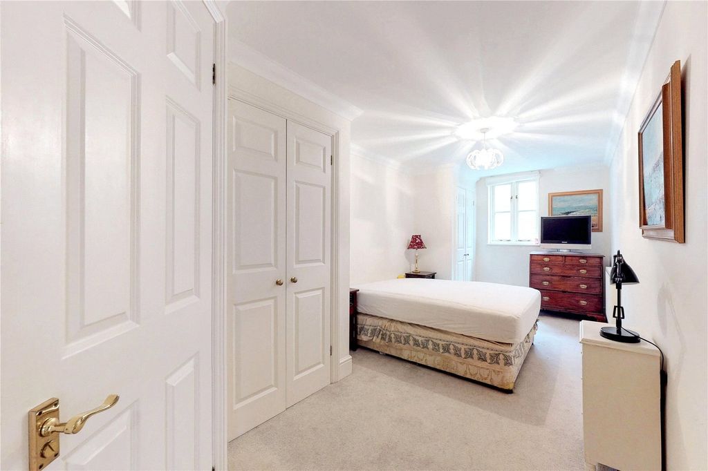 Property photo 3 of 10 Bedroom