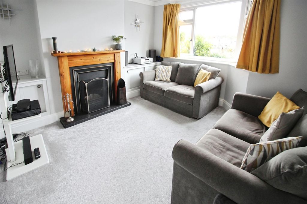 Property photo 2 of 19 Lounge