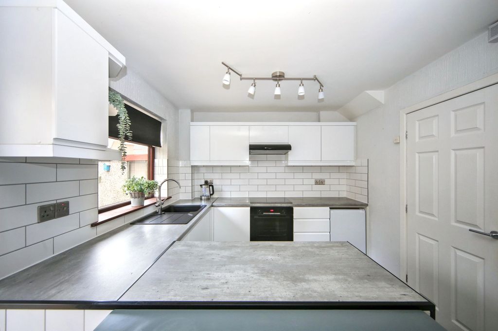 Property photo 3 of 24